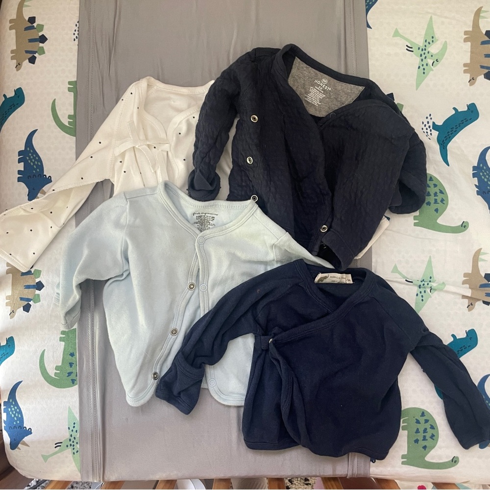 Bundle of 4 sweaters, size 0-6 months
